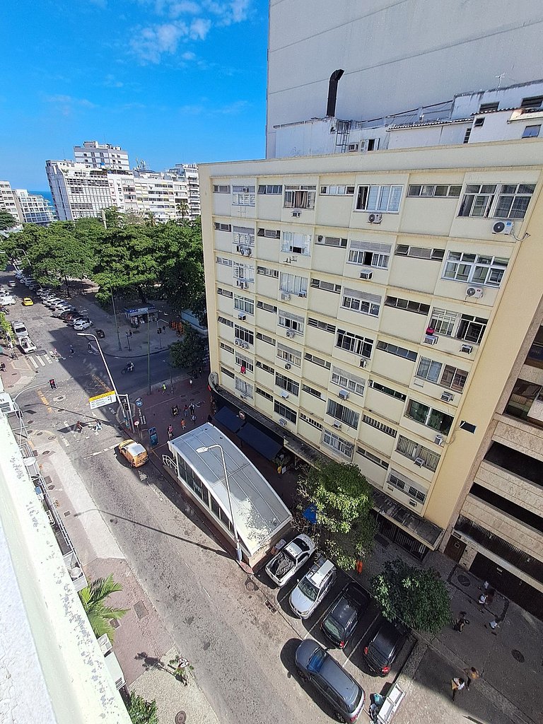 No coração de Ipanema, metrô na porta e praia 400m