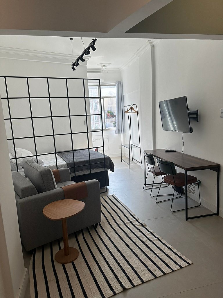 Studio reformado, quadra da praia e metrô!
