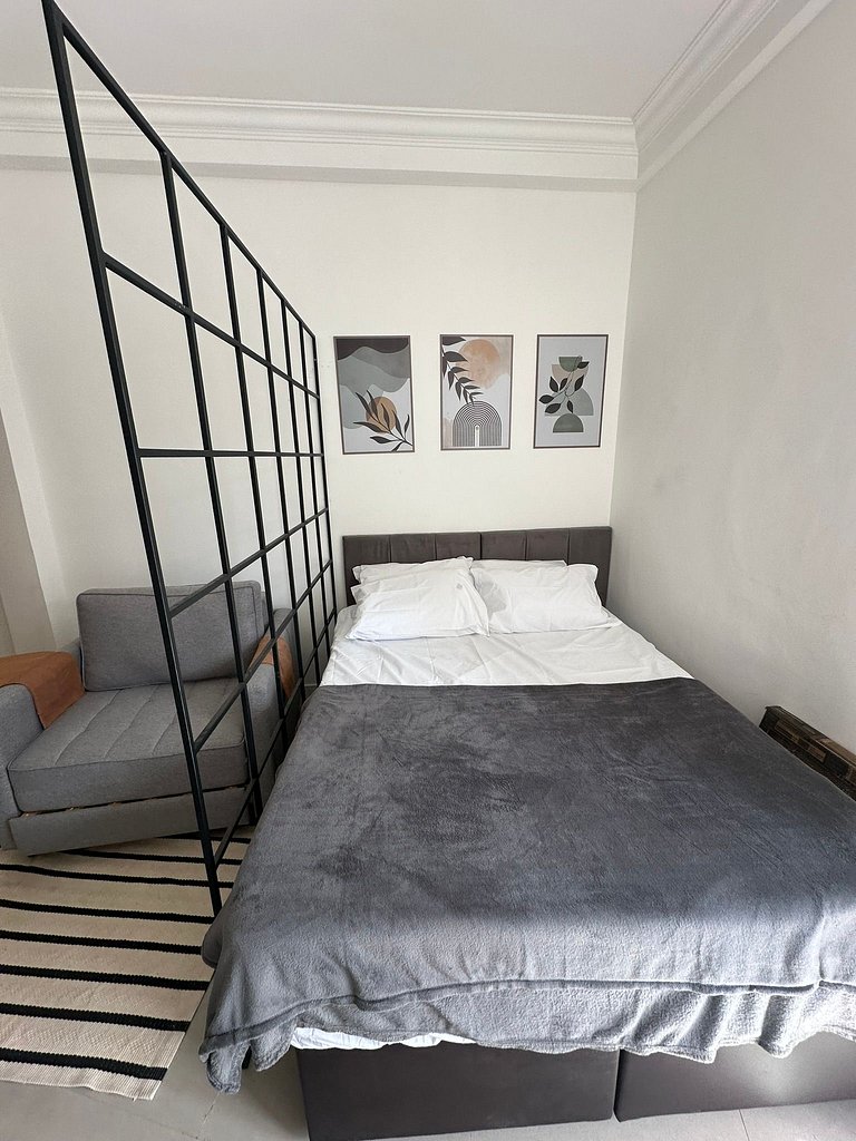 Studio reformado, quadra da praia e metrô!