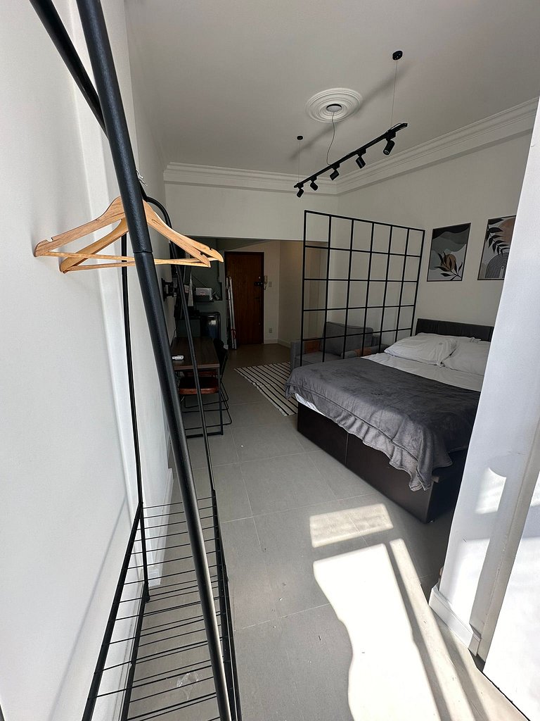 Studio reformado, quadra da praia e metrô!