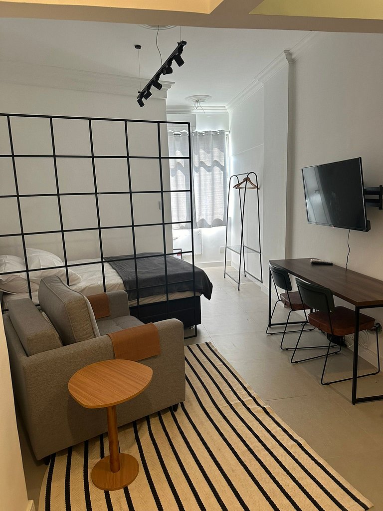 Studio reformado, quadra da praia e metrô!