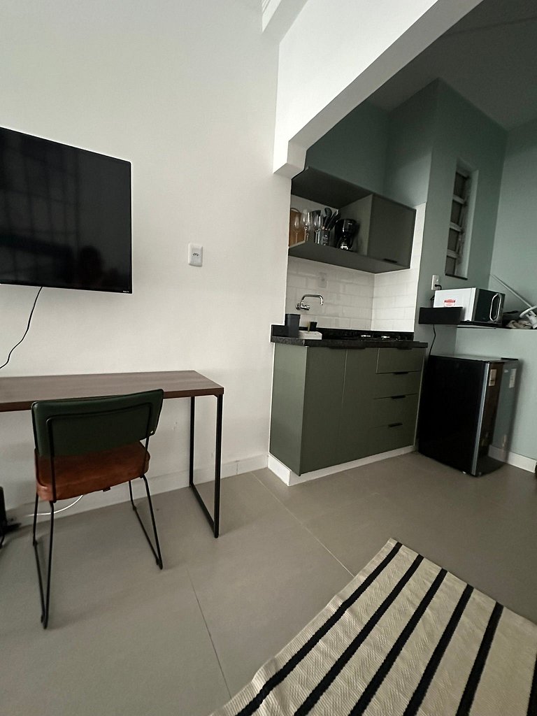 Studio reformado, quadra da praia e metrô!
