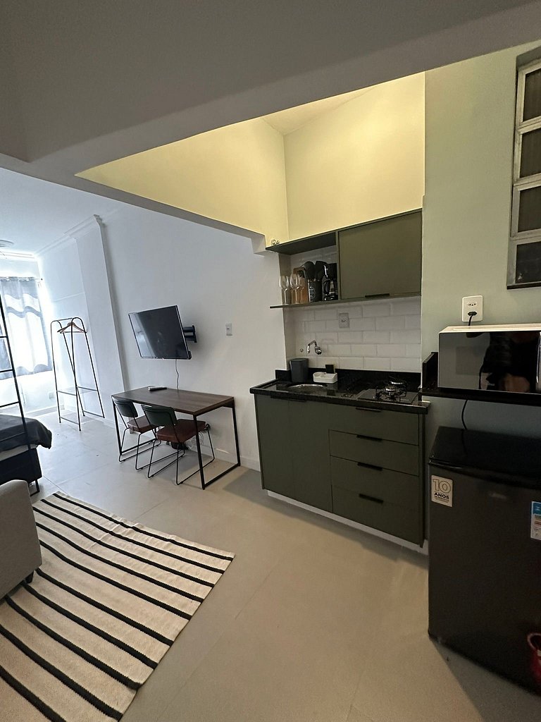 Studio reformado, quadra da praia e metrô!