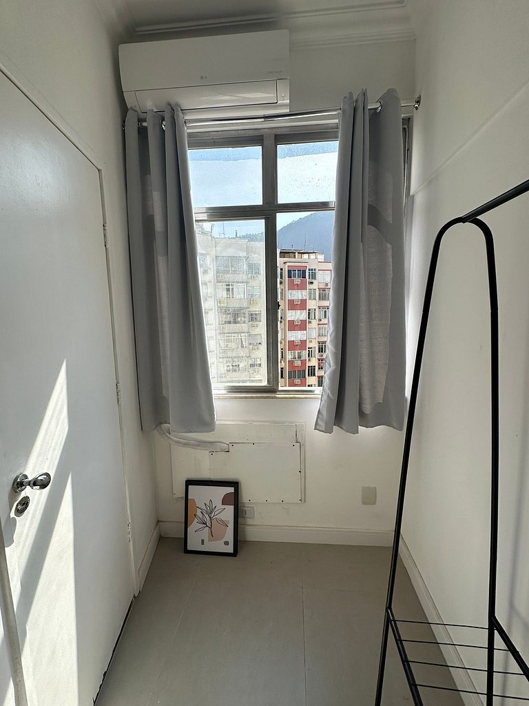 Studio reformado, quadra da praia e metrô!