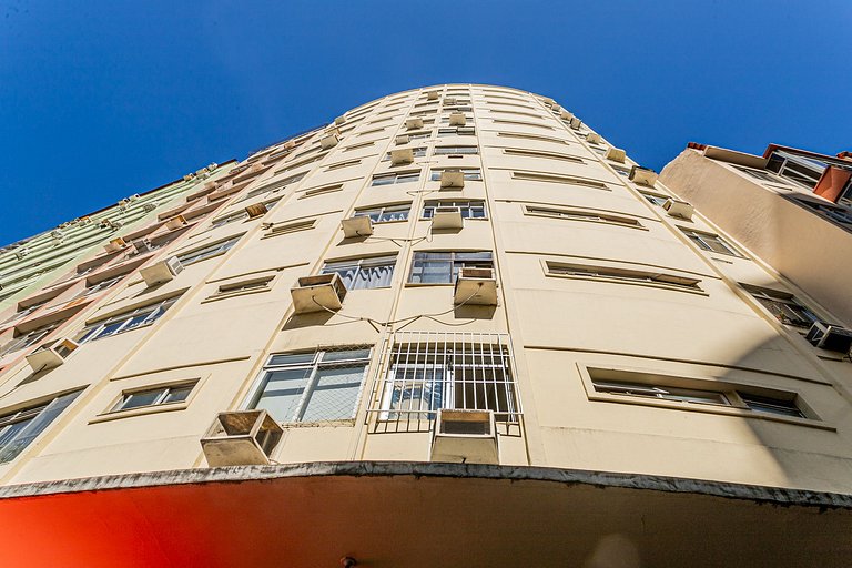 Studio reformado, quadra da praia e metrô!