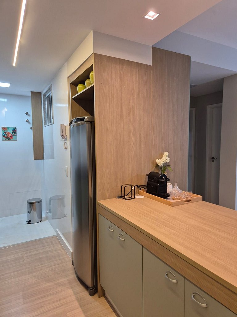 Copa Flat reformado, metrô e vaga a 400m da praia!