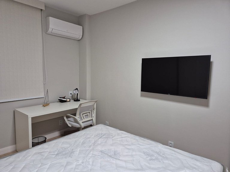 Copa Flat reformado, metrô e vaga a 400m da praia!