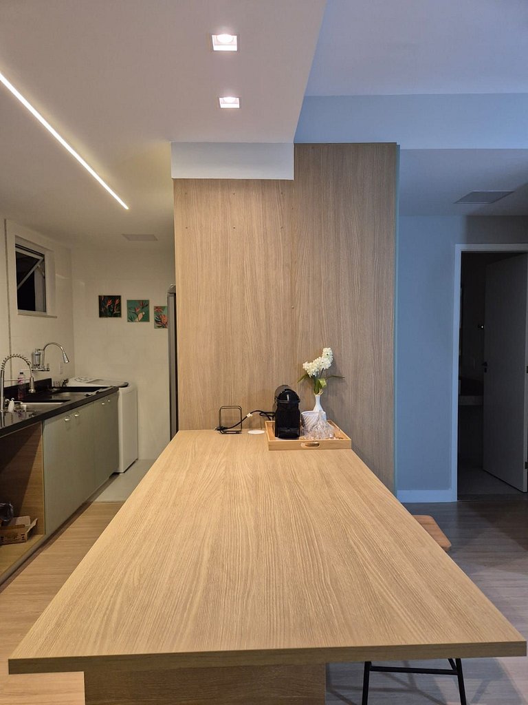 Copa Flat reformado, metrô e vaga a 400m da praia!