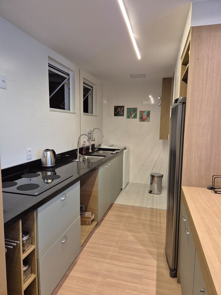 Copa Flat reformado, metrô e vaga a 400m da praia!