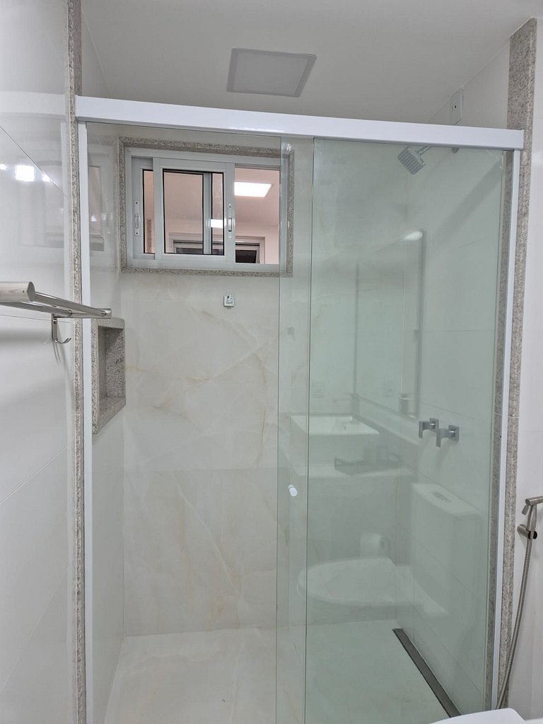 Copa Flat reformado, metrô e vaga a 400m da praia!
