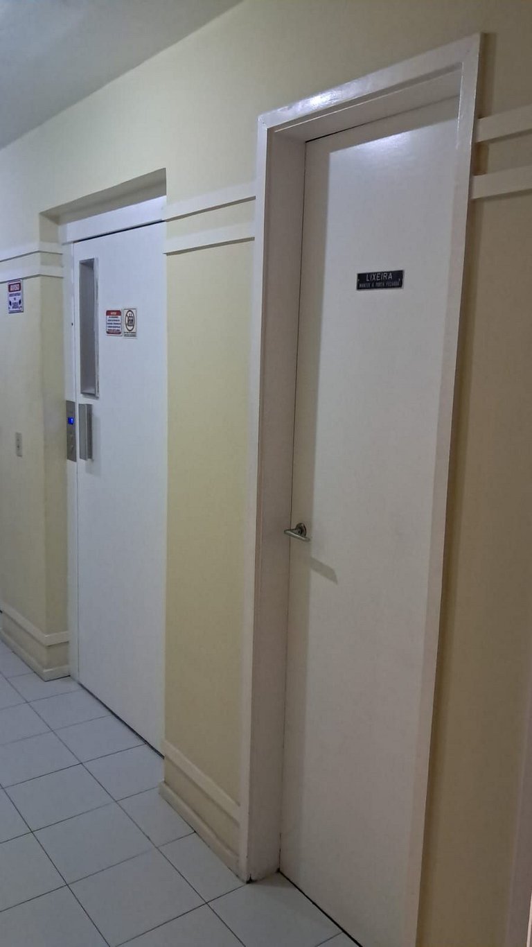 Copa Flat reformado, metrô e vaga a 400m da praia!